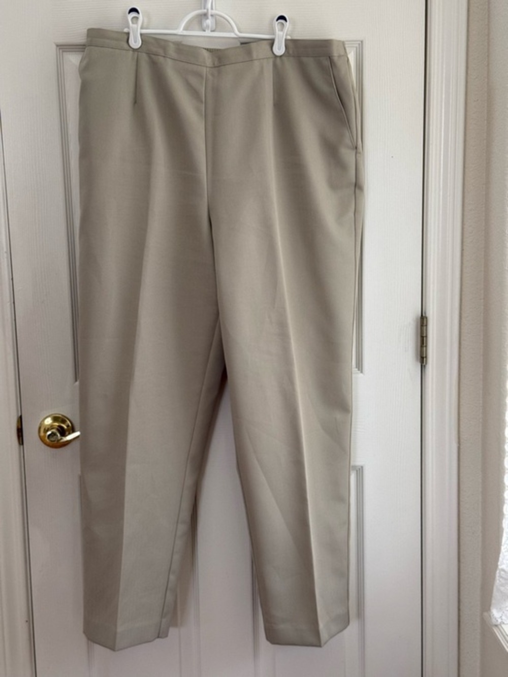 Lester Square Tailored Straight-Leg Trousers in Light Khaki size 20